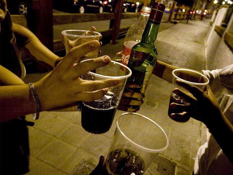 Operativo municipal en locales nocturnos de Tarija descubre bebidas adulteradas
