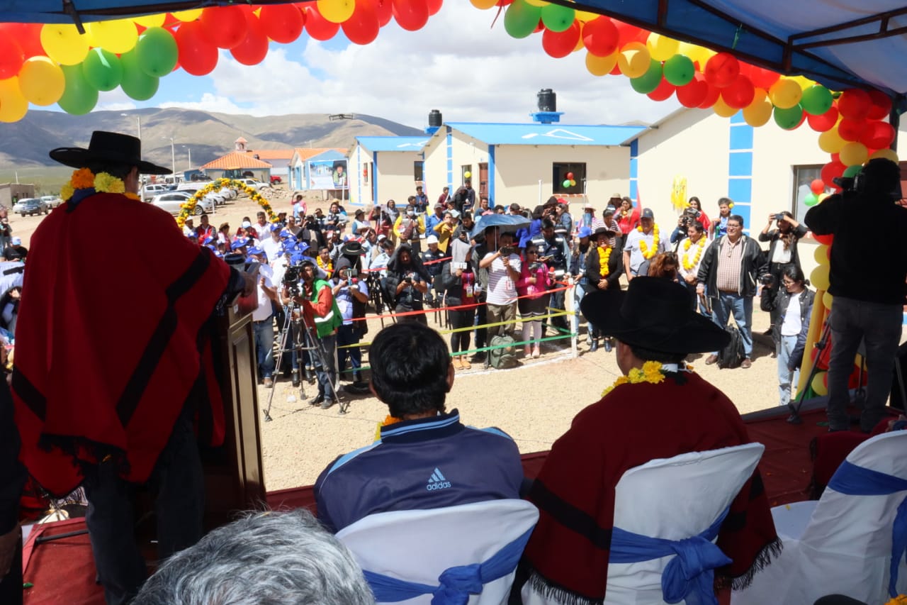 Presidente Luis Arce entregó 80 viviendas sociales y una radio base en Uriondo