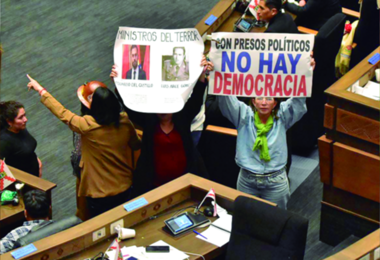 El MAS vota a favor de Del Castillo en interpelación por la detención de Camacho