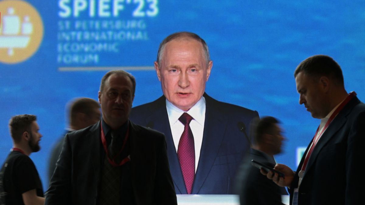 Putin acusa a Zelenski de cubrir a “monstruos neonazis”