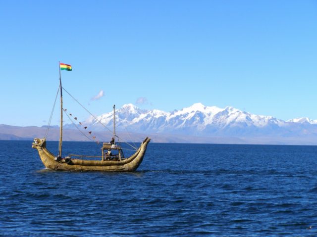 El lago Titicaca, el más grande de Sudamérica y navegable más alto del mundo