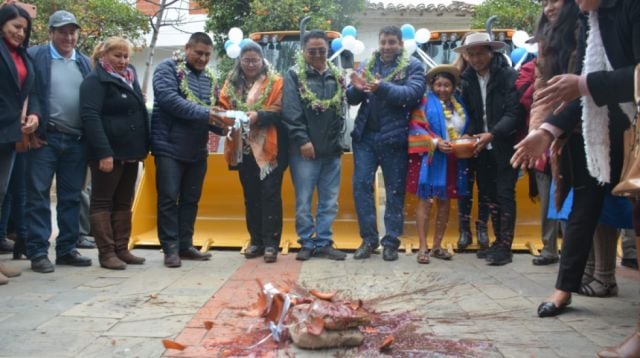 Título:MDRyT entrega retroexcavadoras en Uriondo, Tarija