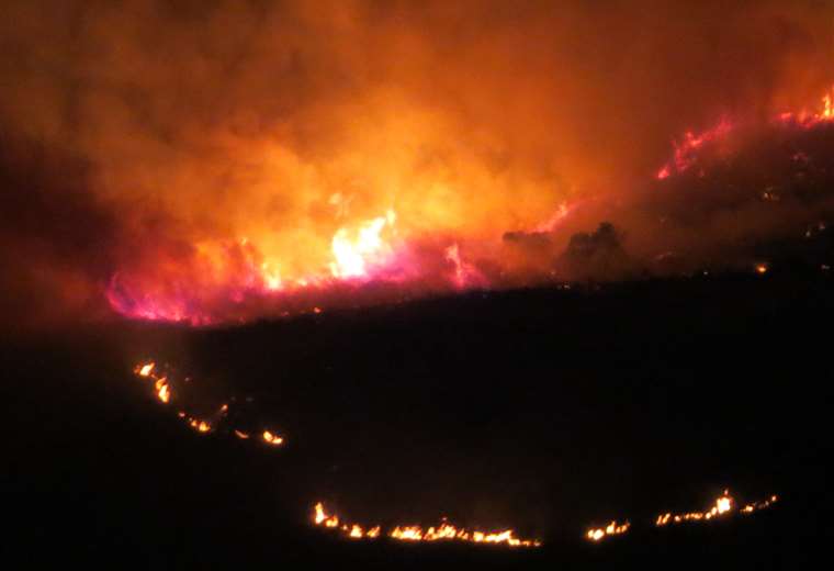 Fuego en Candelaria afecta a Parque Nacional Tunari