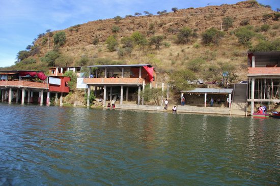 Intendente de Tarija anuncia clausura temporal de cabaña por vertido de aguas servidas al lago San Jacinto