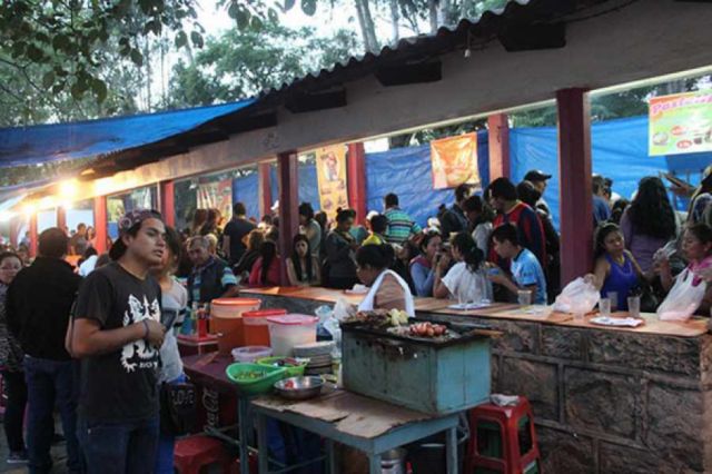 Trabajadores municipales realizan limpieza de puestos de comida en el llano San Martín