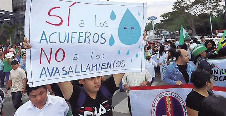 Jovenes salen a la calle a defender los acuíferos de la Región