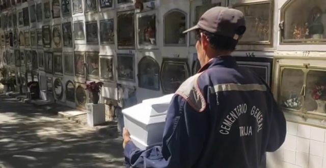 Bebé fue enterrado con flores blancas en el cementerio de Tarija