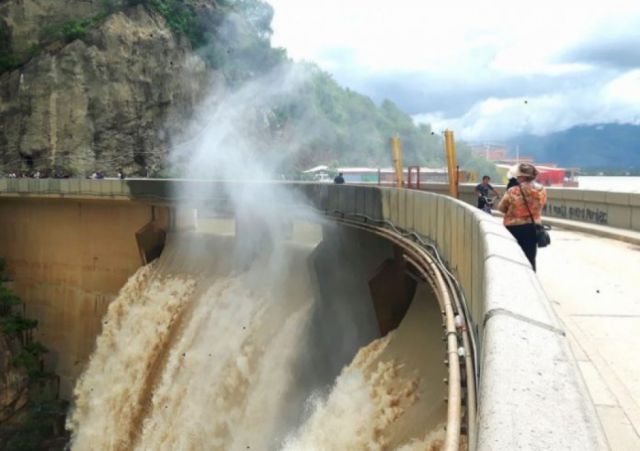 Gerente de Tarija prohíbe el transporte pesado en puente de San Jacinto