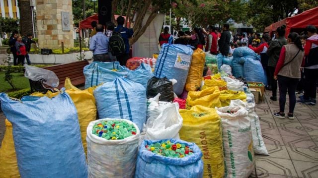 “Tarija destapa amor” entrega cinco toneladas de tapas para salvar la vida de 16 niños con cáncer.