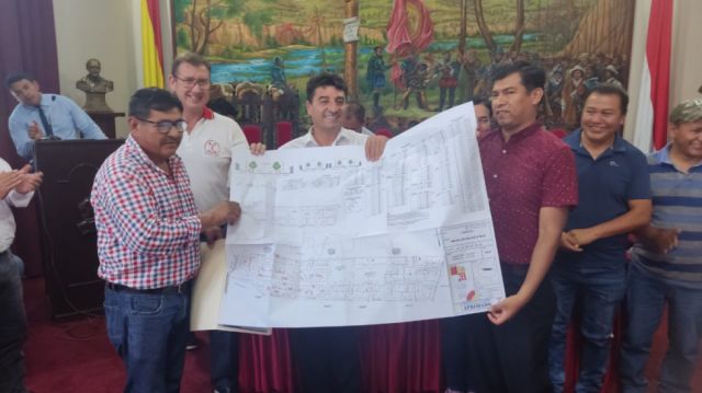 Vecinos de Tarija reciben planimetrías y planos prediales aprobados por el alcalde