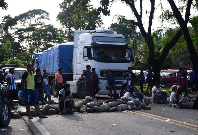 Transportistas del Trópico de Cochabamba exigen al Gobierno mantenimiento de carreteras