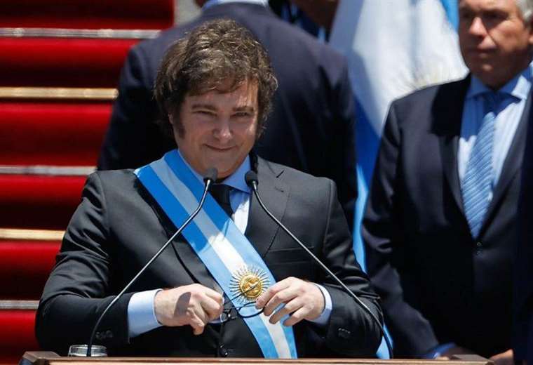 Javier Milei ofrece “luz al final del camino” en su primer discurso tras juramentarse como presidente de Argentina