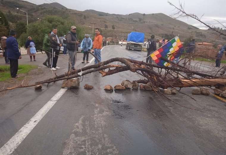 Bloqueos en carreteras de Bolivia en el día de la fundación del Estado Plurinacional