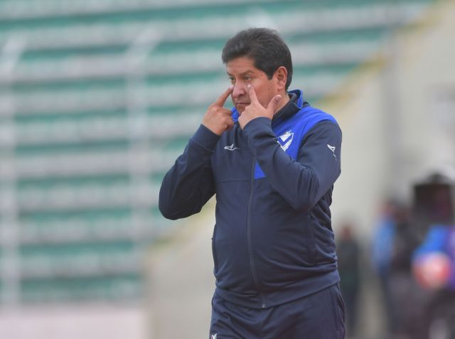 El entrenador de Gualberto Villarroel, Eduardo Villegas, renuncia tras críticas del presidente