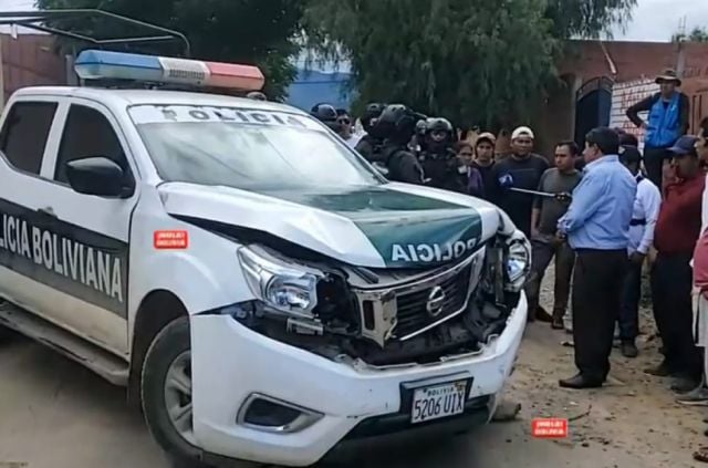 Cuatro policías en estado de ebriedad son detenidos por choque y daños a una vagoneta