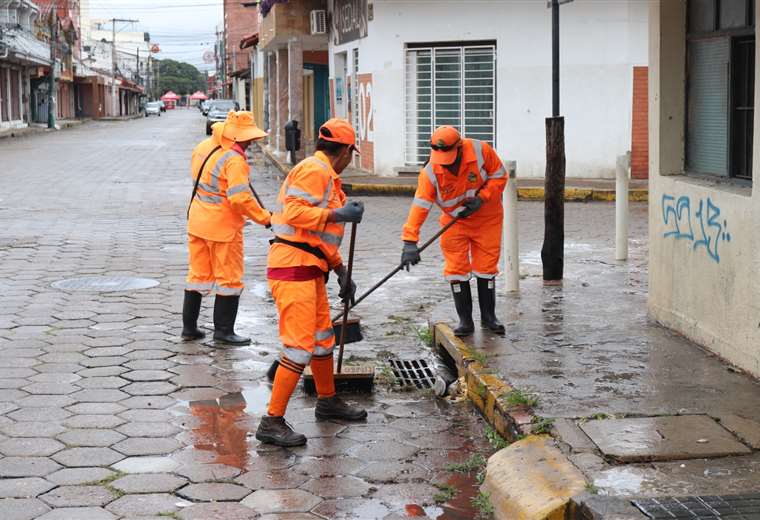 Continúa limpieza en centro de la ciudad tras culminación del Carnaval en Santa Cruz
