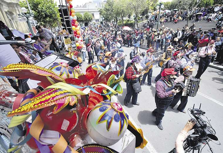 El Gobierno intenta solucionar el bloqueo mientras el carnaval se celebra en La Paz