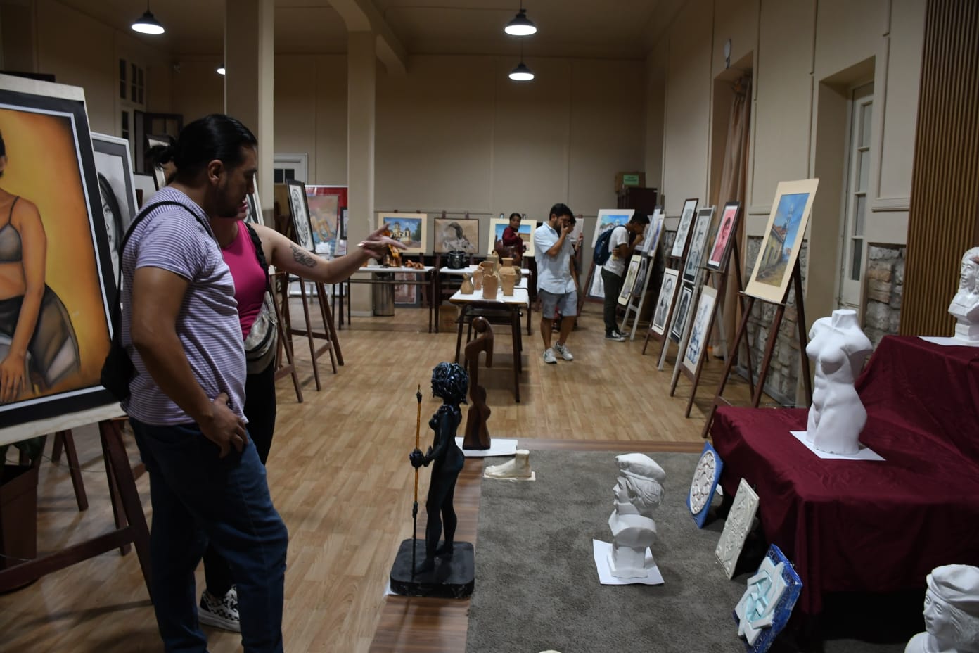 Exposición de arte en la Gobernación de Tarija promueve el talento local