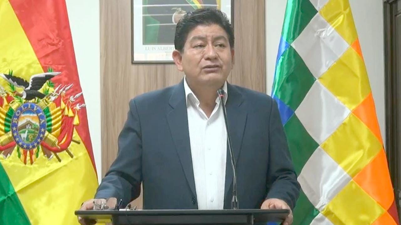 Ministro de Obras Públicas instruye investigación tras incidente de avión en El Alto