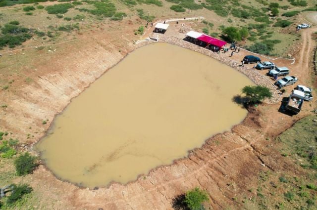 Gobernación de Tarija entrega atajado de agua para garantizar recurso hídrico en comunidad de Laderas Centro