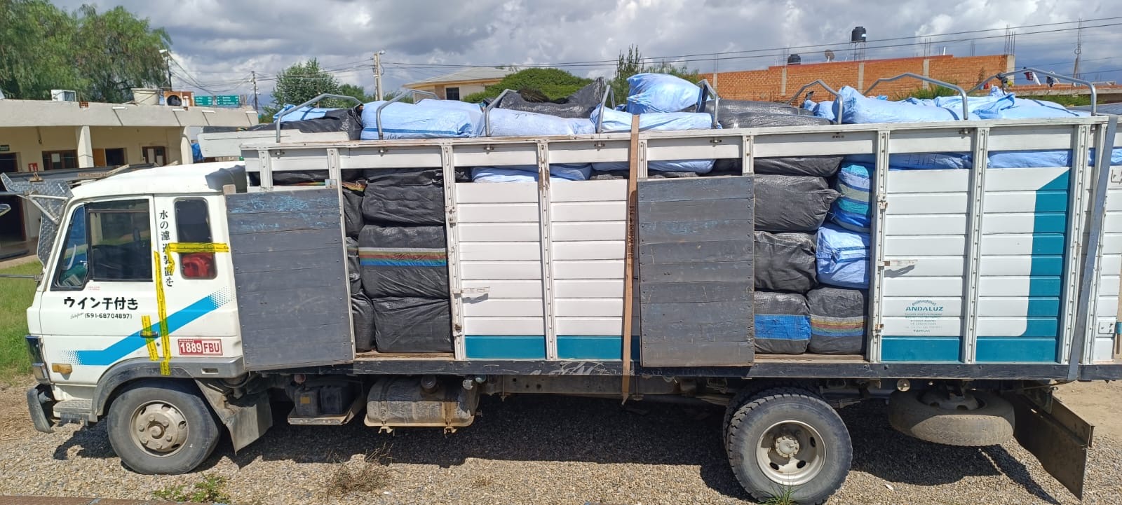 Retienen camión que transportaba ropa usada en Padcaya