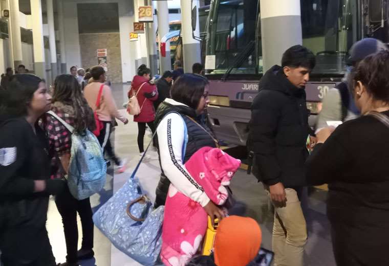 Decenas de estudiantes abandonan Tarija para censarse en sus lugares de origen