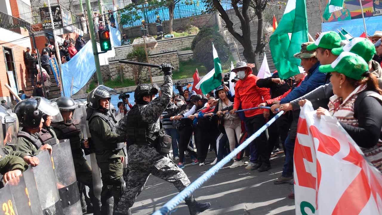 Enfrentamiento entre policía y magisterio urbano en marcha en La Paz, Bolivia