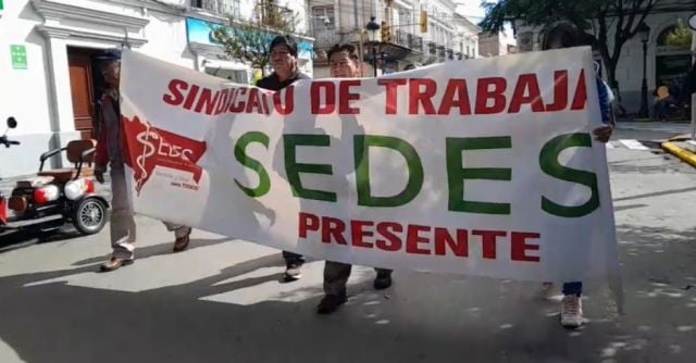 Trabajadores del Sedes de Tarija protestan por falta de pago de bono refrigerio
