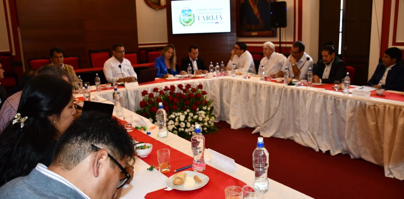 Gobernadores de Bolivia buscan soluciones en reunión en Tarija