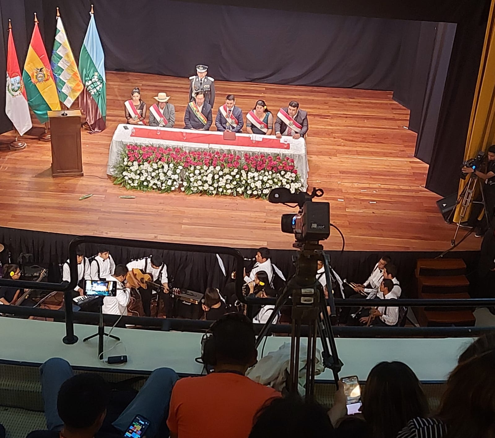 Ausencia de autoridades en sesión de honor por efeméride de Tarija causa polémica