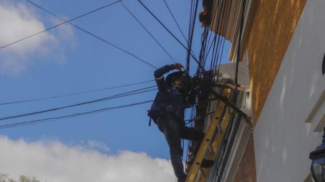 Retiran cables en desuso para embellecer y potenciar el turismo en Tarija