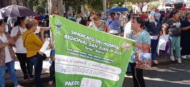 Trabajadores del Hospital Regional San Juan de Dios de Tarija inician paro en protesta por resolución del Gobierno Departamental