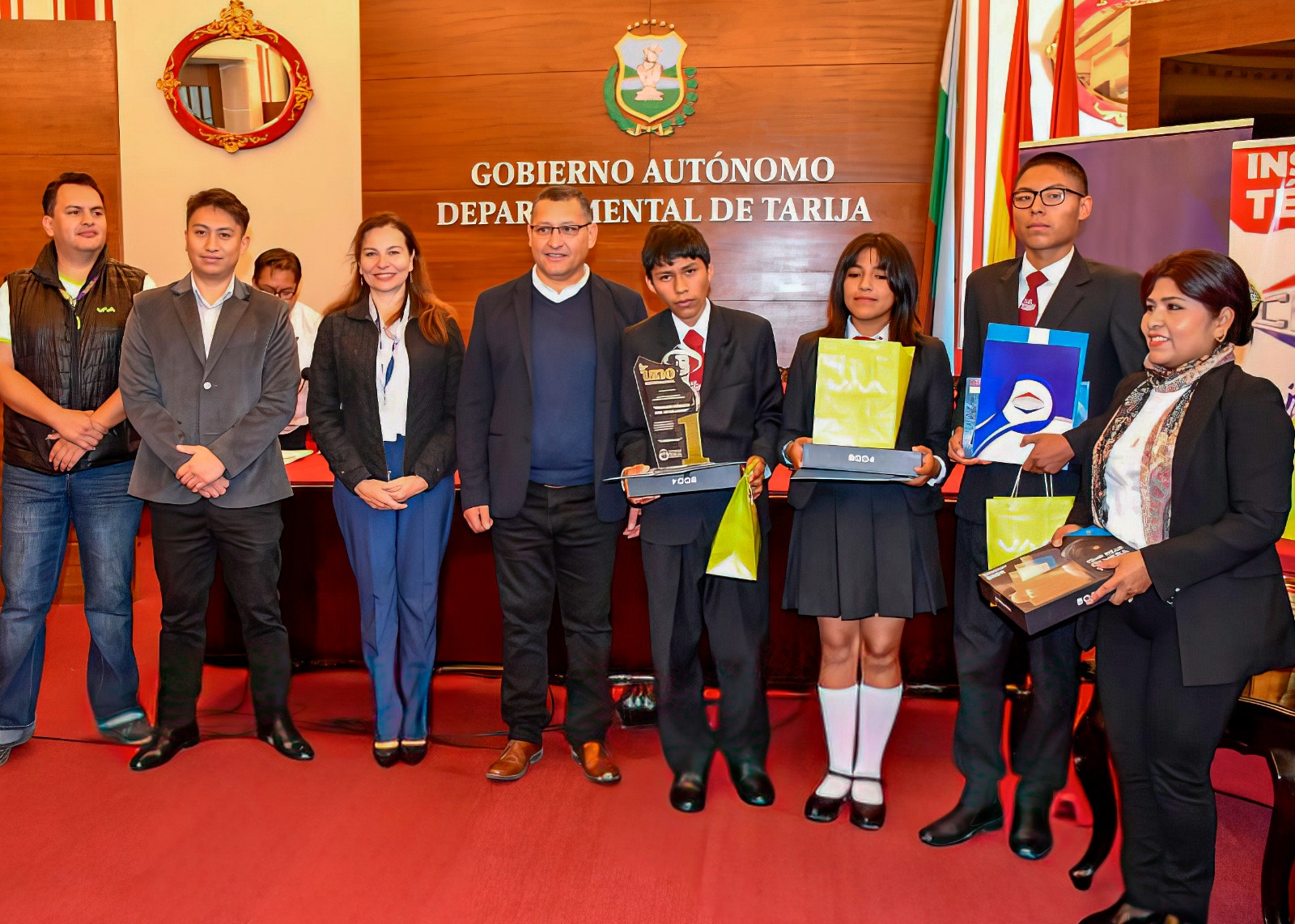 Premian a ganadores del «3er Concurso Departamental Intercolegial por los Héroes del 15 de Abril»