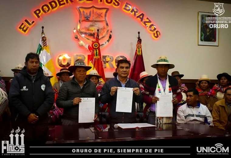 Autoridades de Oruro firman acuerdo para solucionar bloqueo en carretera La Paz-Oruro