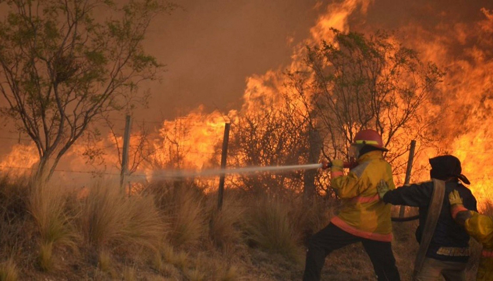 Tarija Envía 75 Profesionales para Combatir Incendios en Santa Cruz y Brindar Asistencia Sanitaria