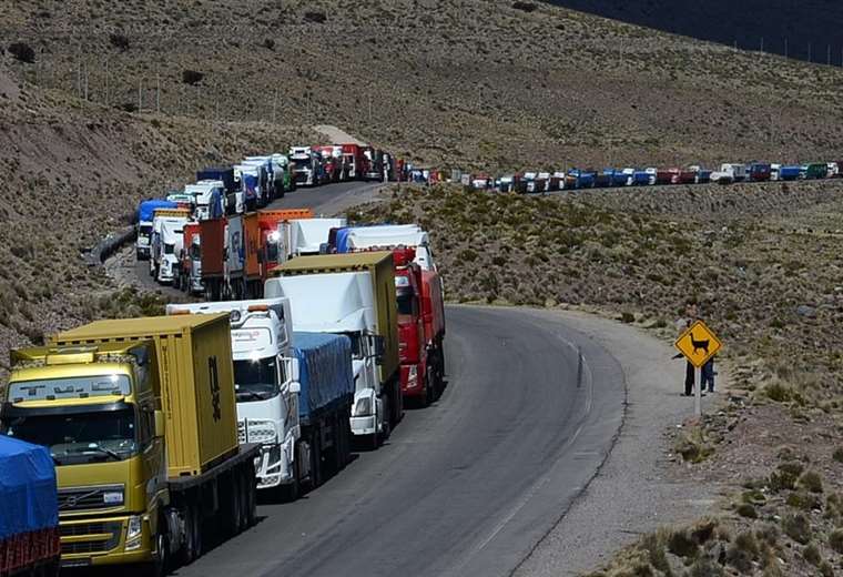 Transporte en Bolivia en Crisis: Bloqueo de Simpatizantes de Evo Morales Daña Economía y Suministro de Combustible