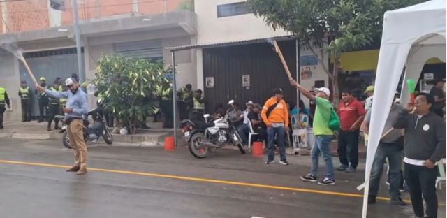 Vecinos de El Constructor Protestan Contra Ruidosas Manifestaciones de Maestros en el Congreso de Educación