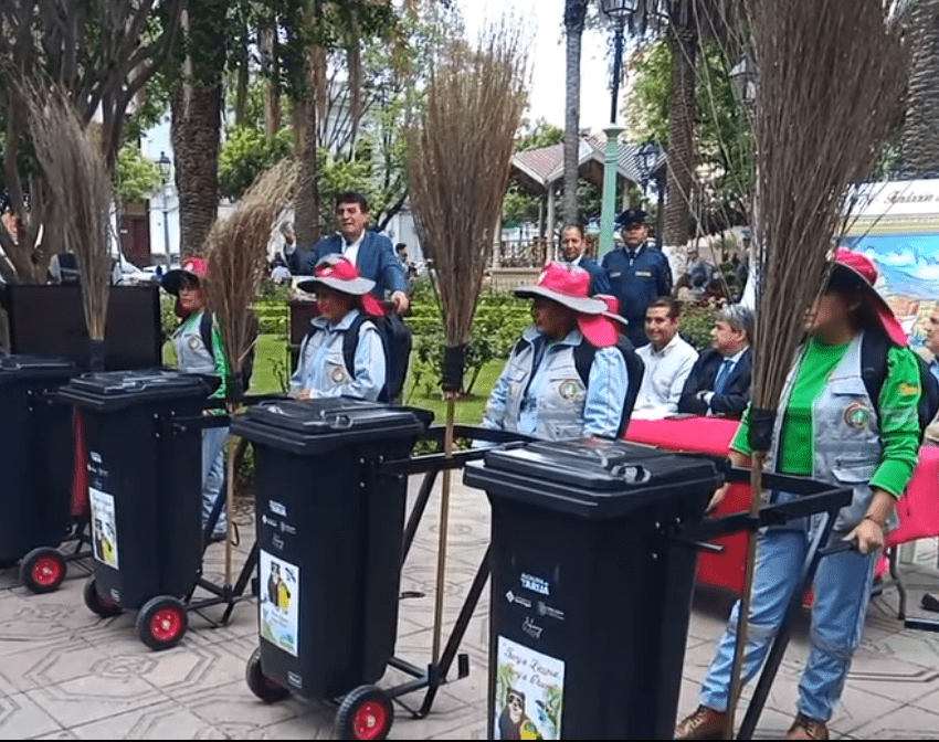 Tarija recibe 100 nuevos carros barrenderos para mejorar la limpieza urbana gracias a colaboración internacional