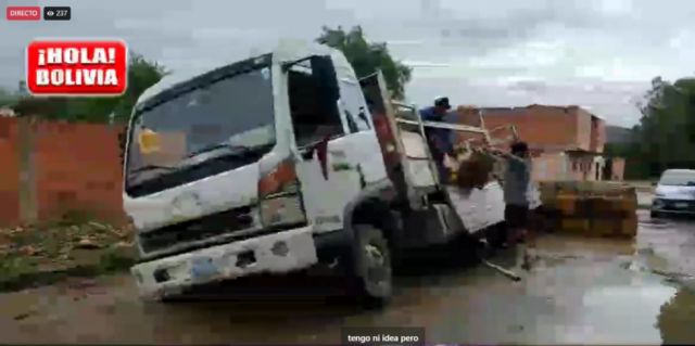 Camión de gas se hunde en San Luis, Tarija: vecinos preocupados por la seguridad tras la reparación deficiente de calles