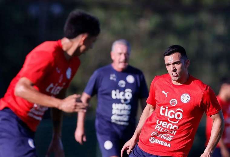 Alfio Oviedo, el único paraguayo en la Albirroja, listo para enfrentar a Argentina y Bolivia en Eliminatorias