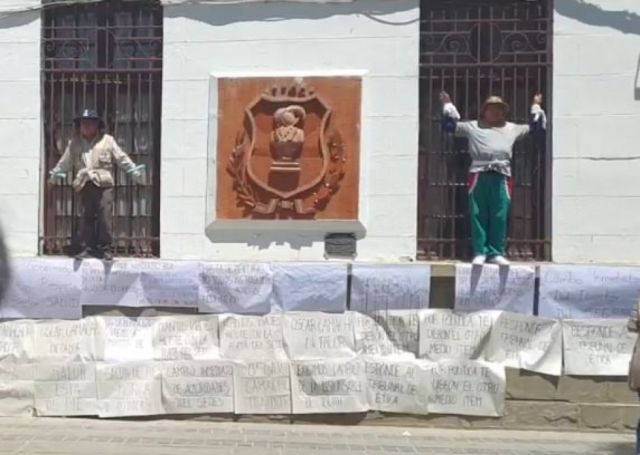 Protesta Impactante en Tarija: Trabajadores de Salud se Crucifican para Exigir Renuncias del Sedes