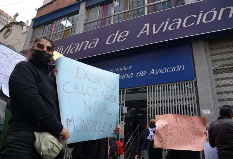 Agentes de Viajes Protestan en La Paz por Recorte de Comisiones de Boliviana de Aviación