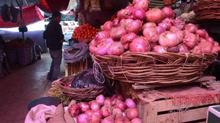 Productores Bolivianos en Crisis: Denuncian Aumento del Contrabando de Cebolla Peruana y Caída de Precios