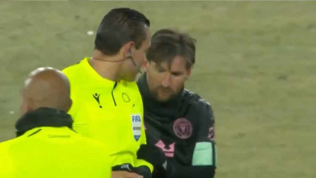 El árbitro Marco Antonio Ortiz suspendido por solicitar un autógrafo a Messi durante la Concachampions