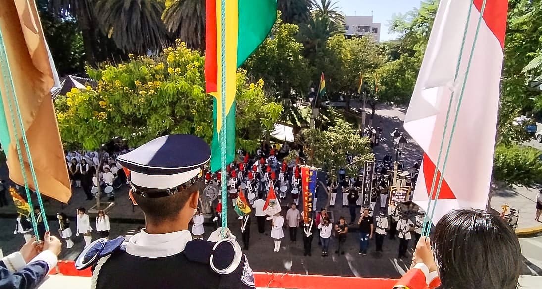 Tarija Celebra su Bicentenario: Izado de Banderas y Compromiso Patriótico en una Ceremonia Emotiva