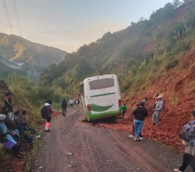 Transportistas de O’Connor bloquean rutas en protesta por el mal estado de las carreteras