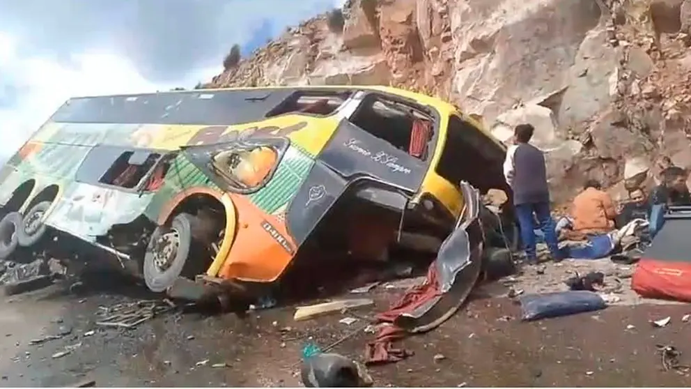 Trágico Accidente en Ravelo: 13 Muertos en Colisión de Autobús en Carretera Oruro-Sucre