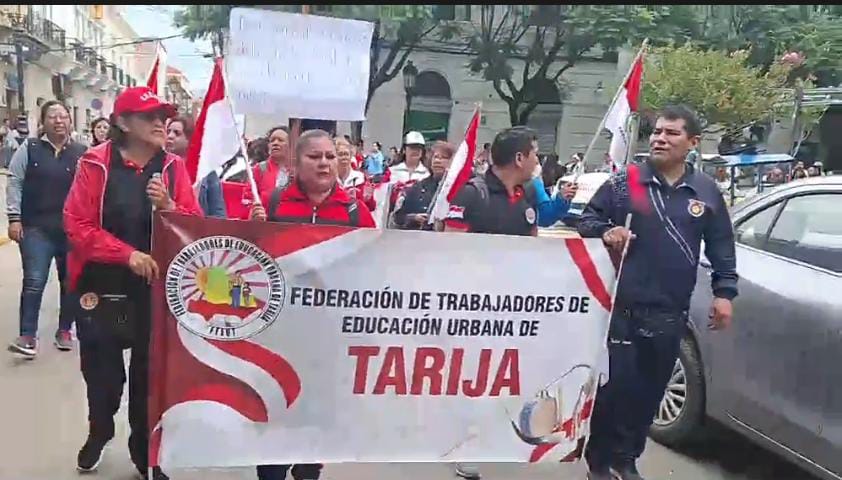 Protesta de Maestros en Tarija: Exigen Restitución de Horas de Trabajo y Mejora Salarial