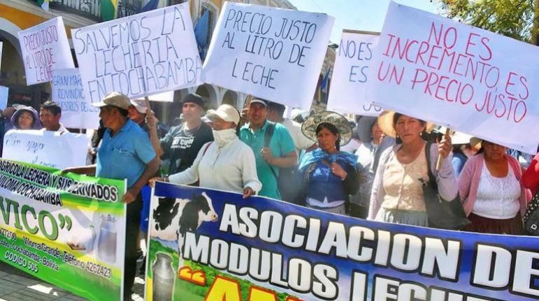 Conflicto entre Gobierno y productores lecheros en Bolivia por ajuste de precio de la leche.