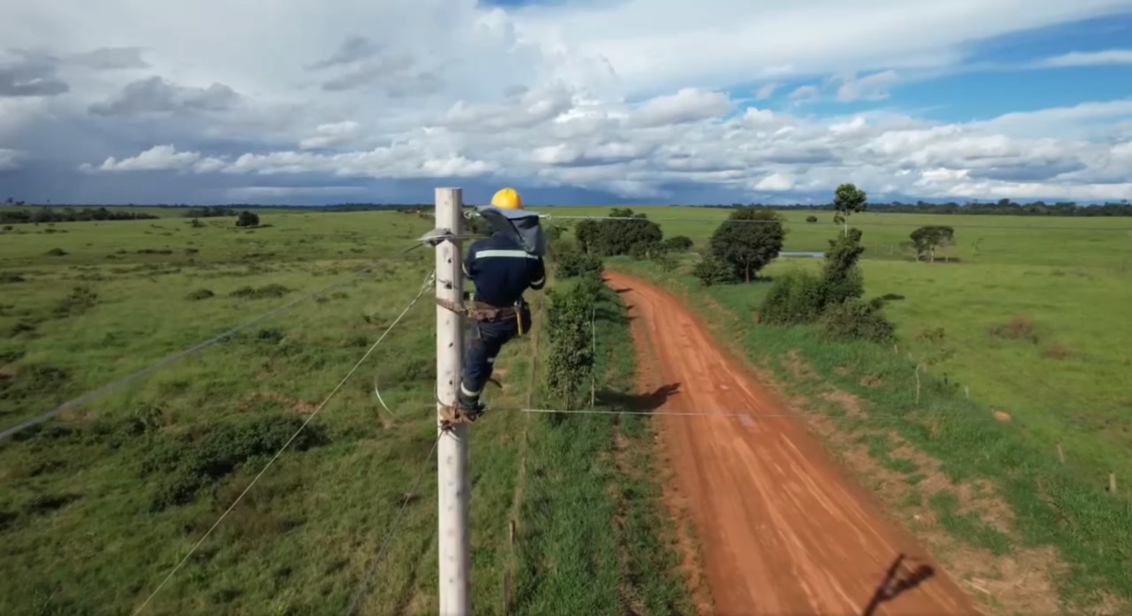 ENDE avanza en la ampliación de red eléctrica en Pando, beneficiando a comunidades rurales.